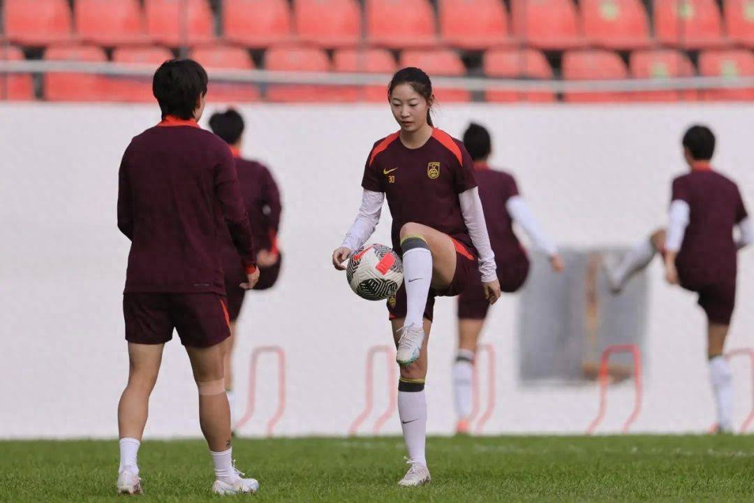 中国女足选手为国争光，赛场上勇往直前