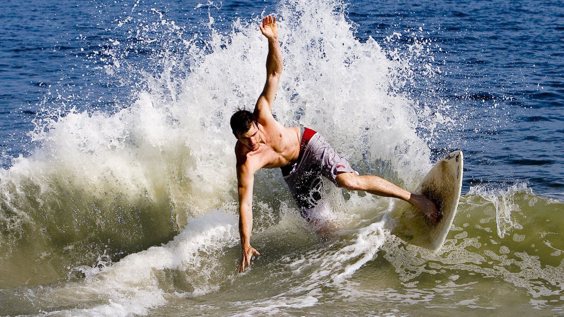 詹姆斯连续二十场比赛得分超过比赛局势复杂,雄鹿不断突破!赢得满堂喝彩